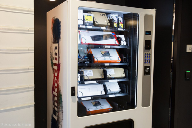 uoc mo cua nhan vien van phong day co phai khong tru so linkedin tri gia 23 ty usd co ca rap chieu phim cho nhan vien