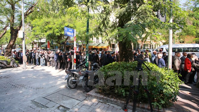 lanh dao dang nha nuoc va nguoi dan den vieng lanh tu fidel o dai su quan cuba tai viet nam