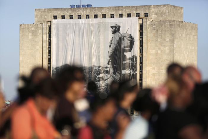 hang chuc nghin nguoi cuba toi vieng lanh tu fidel castro