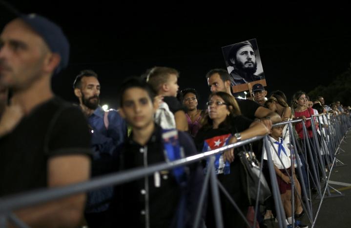 hang chuc nghin nguoi cuba toi vieng lanh tu fidel castro