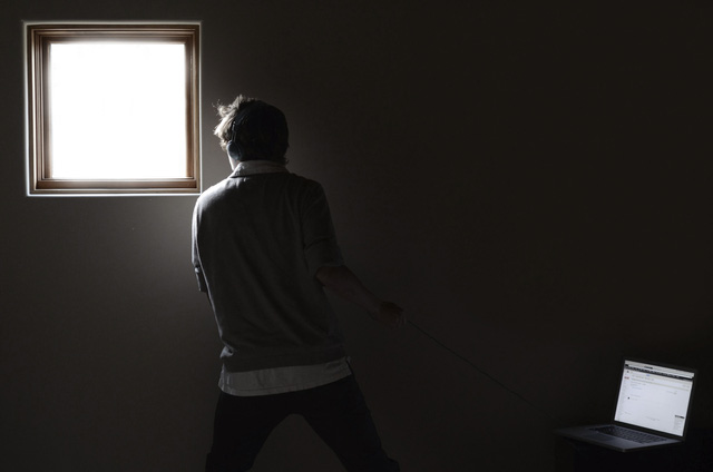 hon nu a trie u thanh nien nha t ba n khong the di ho c di la m so tie p xu c vo i nguo i la