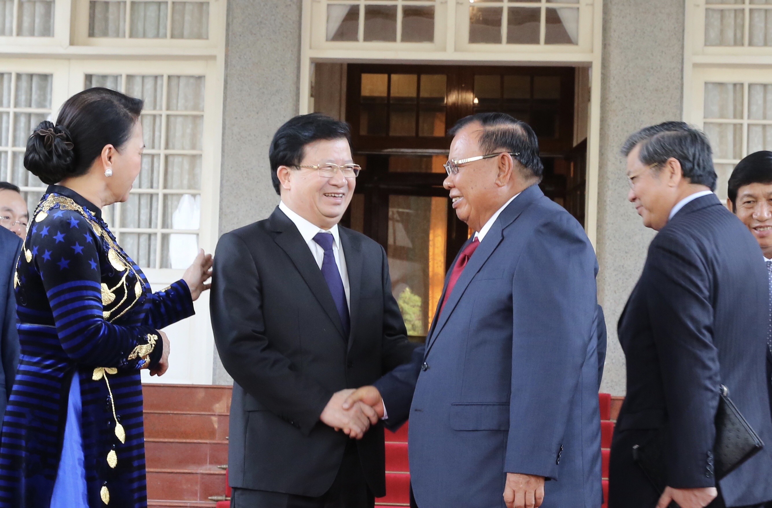 tong bi thu chu tich nuoc lao cam on mon qua dac biet cua viet nam