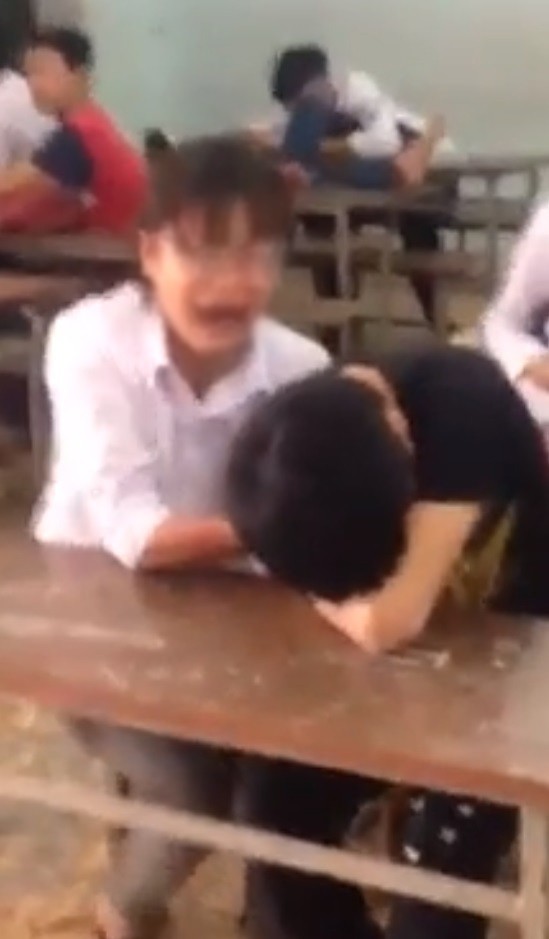 clip thieu nien can ban gai chay mau tay trong lop hoc