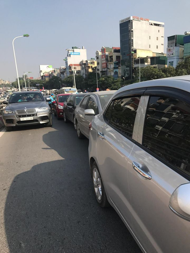 ha noi va cham giao thong khien 4 xe hoi cam dau vao duoi nhau