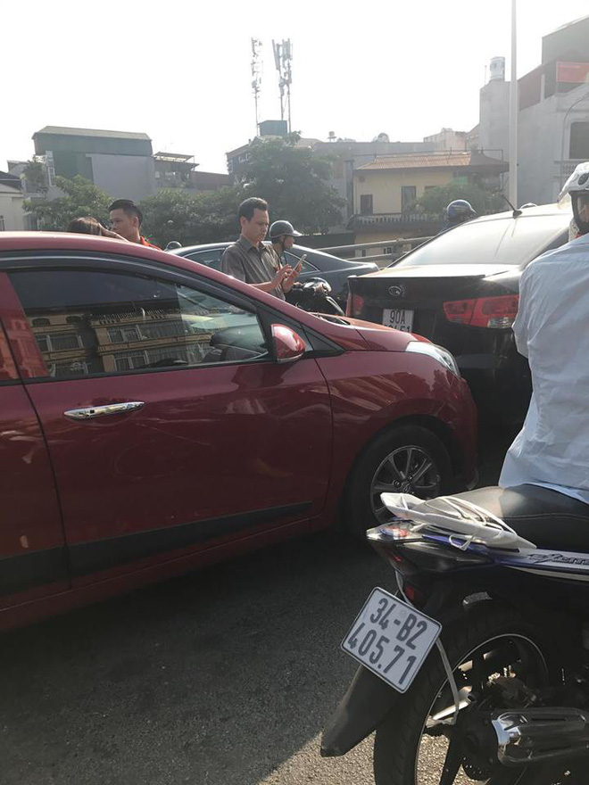 ha noi va cham giao thong khien 4 xe hoi cam dau vao duoi nhau