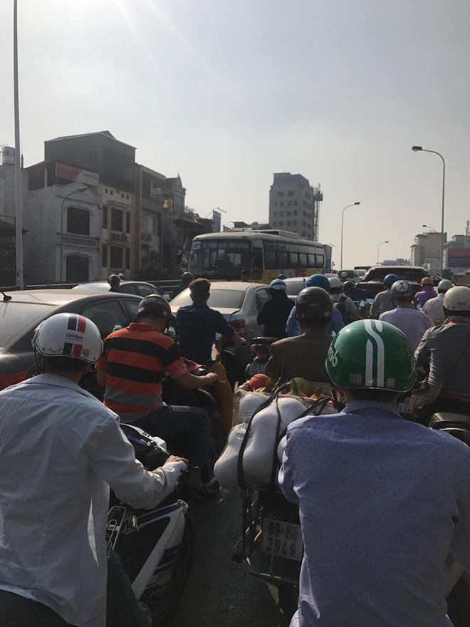 ha noi va cham giao thong khien 4 xe hoi cam dau vao duoi nhau