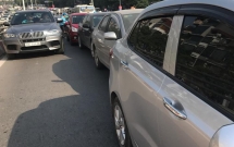 ha noi va cham giao thong khien 4 xe hoi cam dau vao duoi nhau