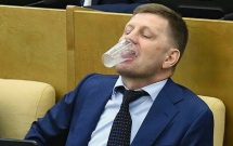 Giờ giải lao ở hội nghị chính phủ Nga: chính trị gia khoe ca vát, ăn quà vặt và selfie