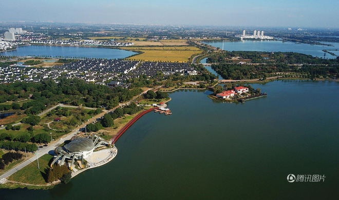 danh sach kien truc ky di o trung quoc tiep tuc keo dai voi toa nha hinh cua khong lo