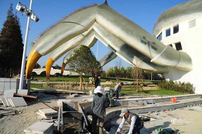 danh sach kien truc ky di o trung quoc tiep tuc keo dai voi toa nha hinh cua khong lo