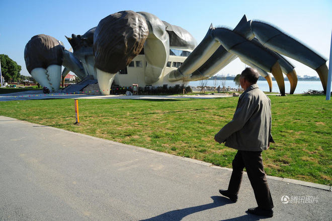 danh sach kien truc ky di o trung quoc tiep tuc keo dai voi toa nha hinh cua khong lo