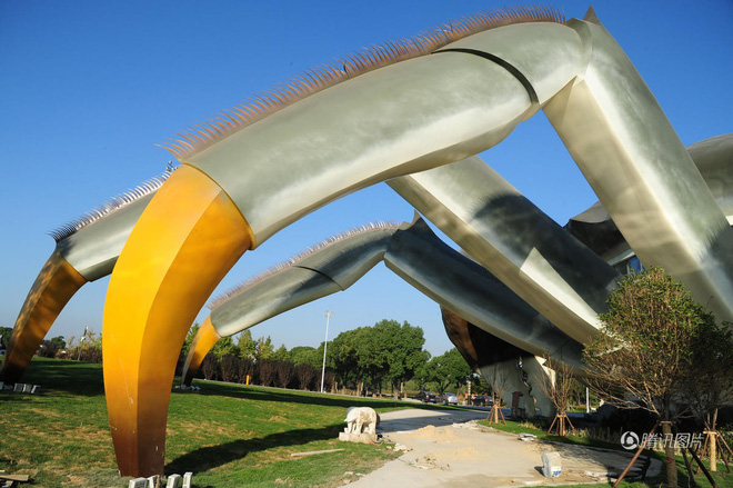 danh sach kien truc ky di o trung quoc tiep tuc keo dai voi toa nha hinh cua khong lo