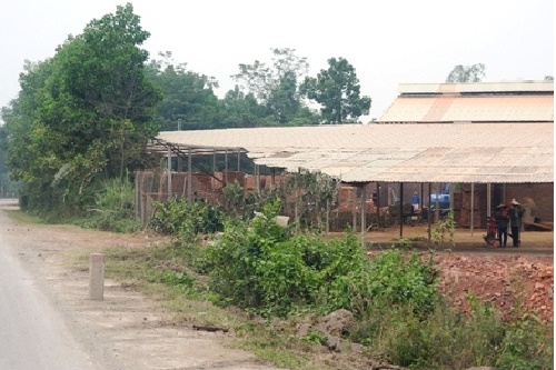 hoa binh bi dinh chi nhieu lan nha may gach khong phep van ngang nhien hoat dong