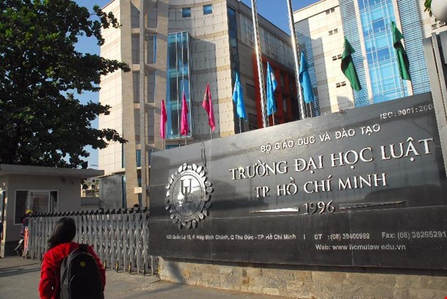 hon 100 sinh vien dh luat tphcm bi buoc thoi hoc vi ket qua kem
