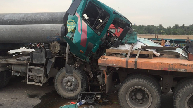 tphcm dau xe container bep dum bien dang sau khi dam vao duoi xe chay cung chieu