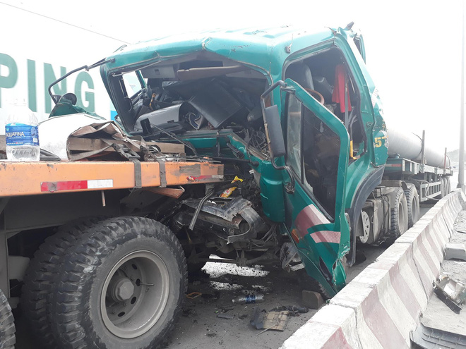 tphcm dau xe container bep dum bien dang sau khi dam vao duoi xe chay cung chieu