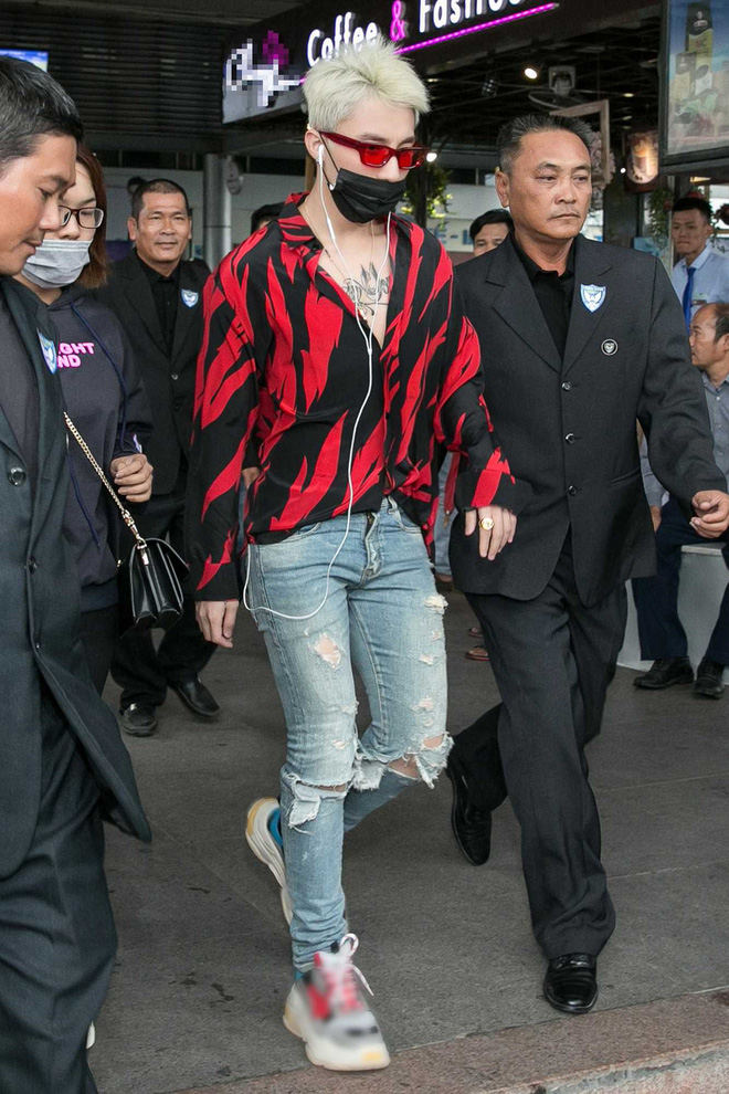 son tung phanh ao khoe hinh xam cuc ngau o hoa hau hoan vu