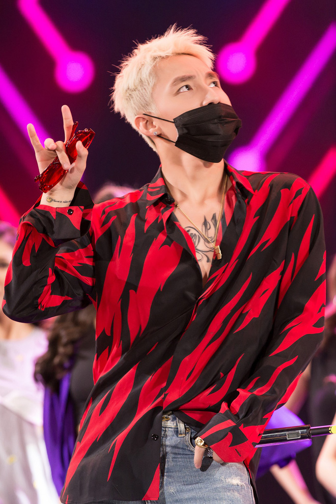 son tung phanh ao khoe hinh xam cuc ngau o hoa hau hoan vu