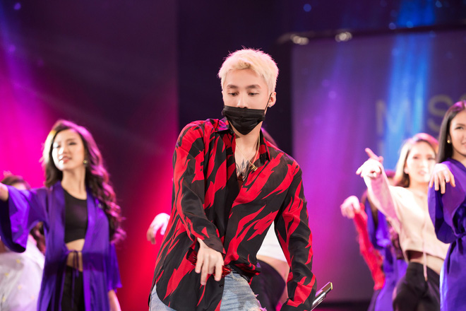 son tung phanh ao khoe hinh xam cuc ngau o hoa hau hoan vu