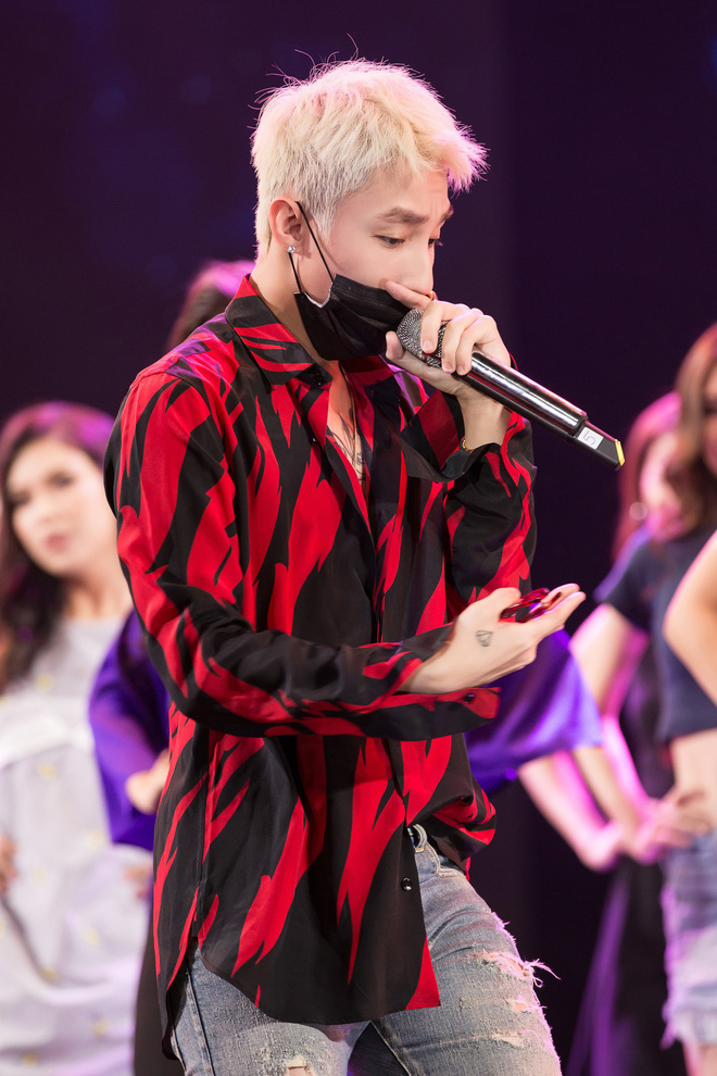 son tung phanh ao khoe hinh xam cuc ngau o hoa hau hoan vu