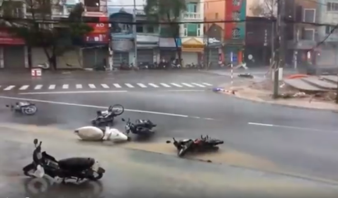 bao so 12 gay mua to gio giat kinh hoang nhieu xe may o nha trang khanh hoa bi quat nga la liet giua duong