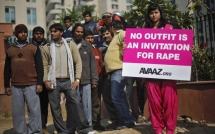 ga hang xom doi bai xam hai be gai 18 thang tuoi sang nha choi