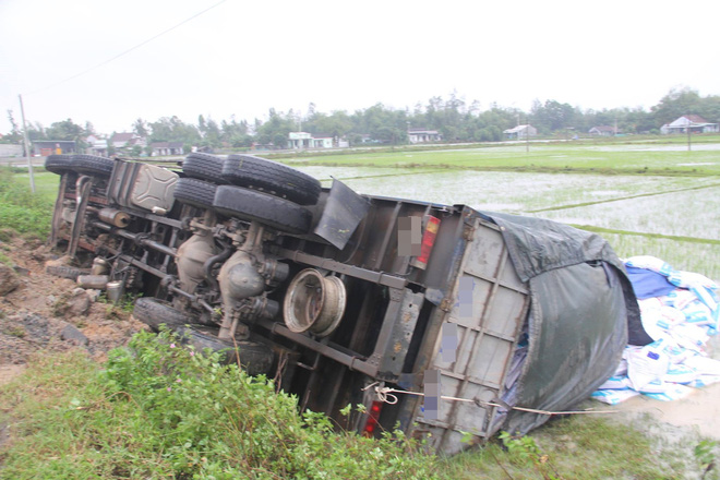 quang nam mua gio lon xe tai cho 20 tan thuc an gia suc mat lai lat xuong ruong