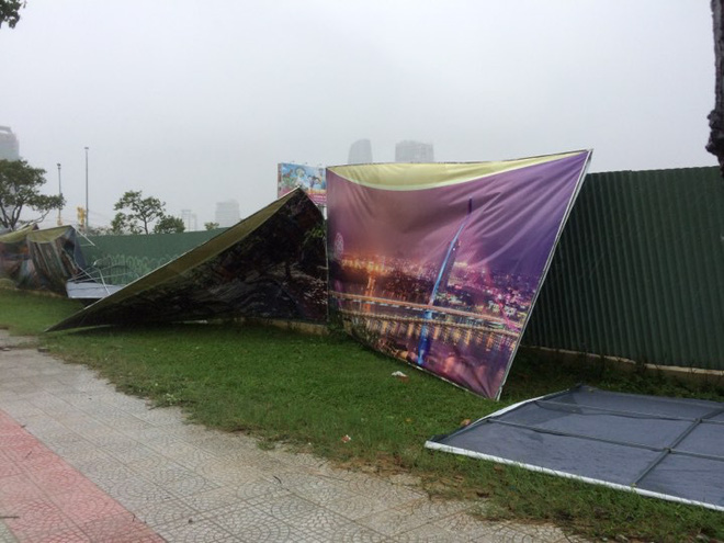 anh huong bao so 12 da nang do sap cong chao nhieu cay xanh bat goc chan ngang duong