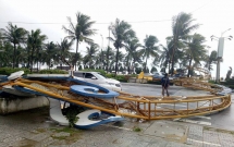 anh huong bao so 12 da nang do sap cong chao nhieu cay xanh bat goc chan ngang duong