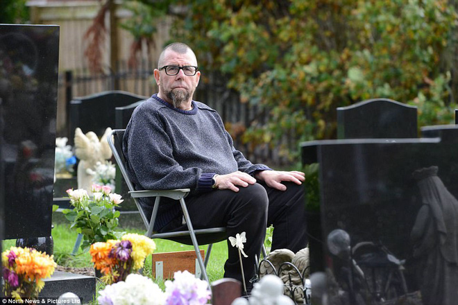 moi ngay nguoi chong bi benh tim deu ngu ben mo cua vo cho den khi co quan dieu tra xuat hien