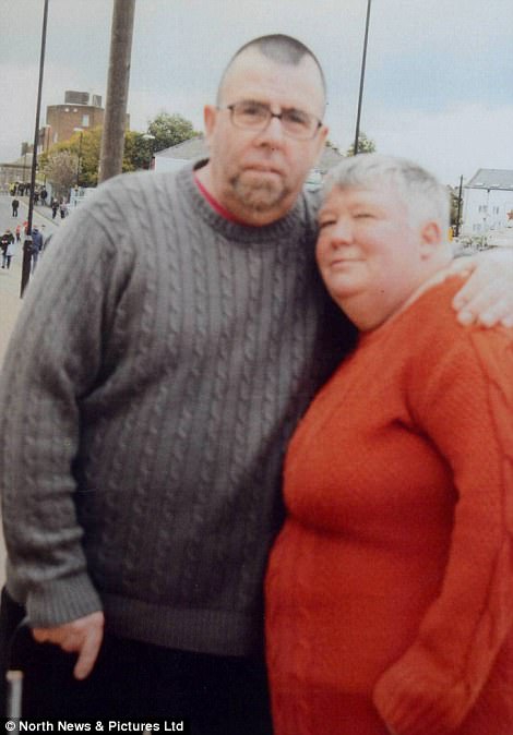 moi ngay nguoi chong bi benh tim deu ngu ben mo cua vo cho den khi co quan dieu tra xuat hien