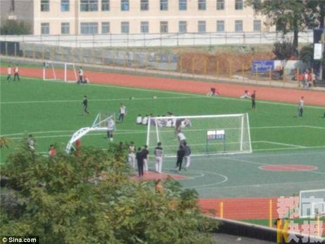 nu sinh 16 tuoi mang thai nhung tan khi tro da ngay gan san van dong truong su that moi duoc phoi bay