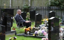 moi ngay nguoi chong bi benh tim deu ngu ben mo cua vo cho den khi co quan dieu tra xuat hien