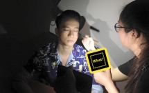 san khau hoa hau hoan vu mat dien ca si met moi vi phai make up trong bong toi