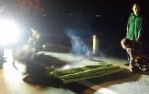 con gai gao khoc nuc no khi thay thi the cha sau tai nan giao thong