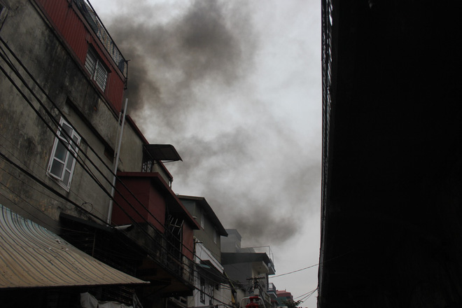 ha noi chay ngoi nha 3 tang trong pho co 2 nguoi thuong vong