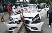 xe mercedes cuoi dam dai phan cach dau toe lam doi co dau chu re an toan