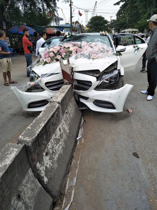 xe mercedes cuoi dam dai phan cach dau toe lam doi co dau chu re an toan