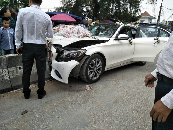 xe mercedes cuoi dam dai phan cach dau toe lam doi co dau chu re an toan