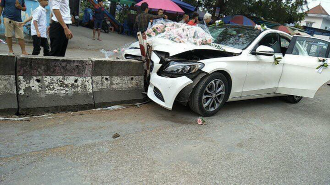 xe mercedes cuoi dam dai phan cach dau toe lam doi co dau chu re an toan