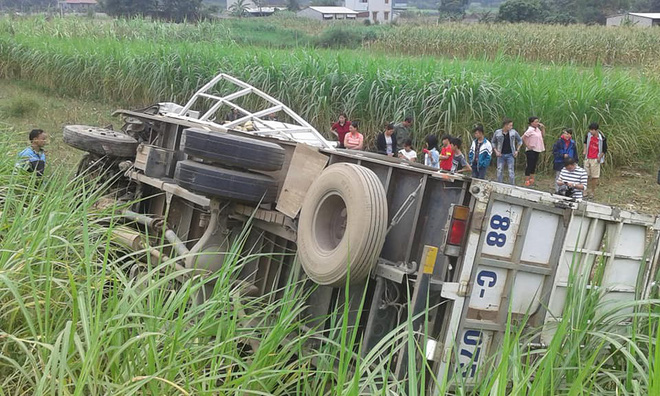 hoa binh nguoi dan cung giai cuu hai nguoi mac ket trong xe tai khi va cham voi xe khach