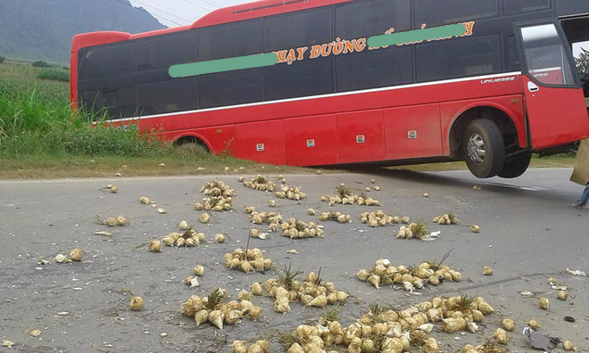 hoa binh nguoi dan cung giai cuu hai nguoi mac ket trong xe tai khi va cham voi xe khach