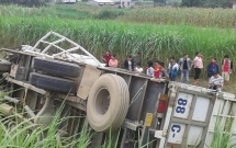 hoa binh nguoi dan cung giai cuu hai nguoi mac ket trong xe tai khi va cham voi xe khach