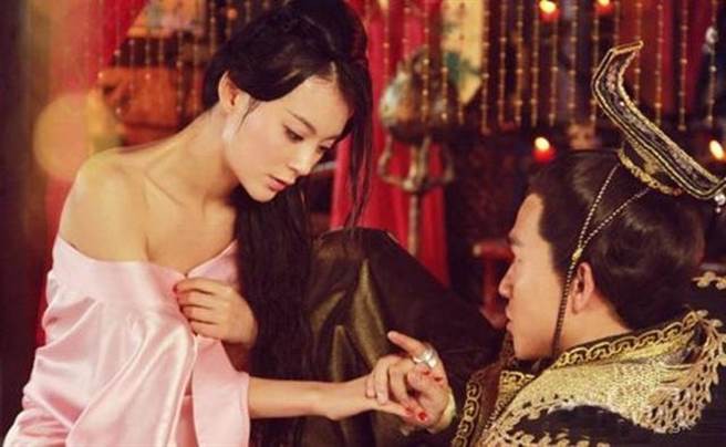 nang phi xao tra co lan da toa huong hoa bi hoang de ep lam chien loi pham cho bao nguoi chiem nguong