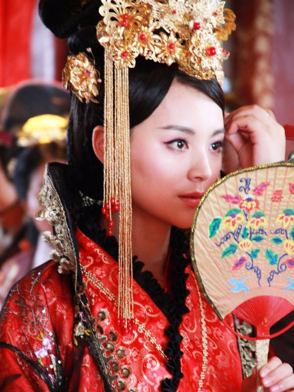 nang phi xao tra co lan da toa huong hoa bi hoang de ep lam chien loi pham cho bao nguoi chiem nguong