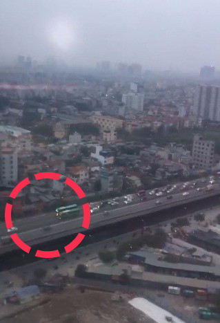 ha noi hai xe khach thi di cham gay ach tac tren duong vanh dai 3