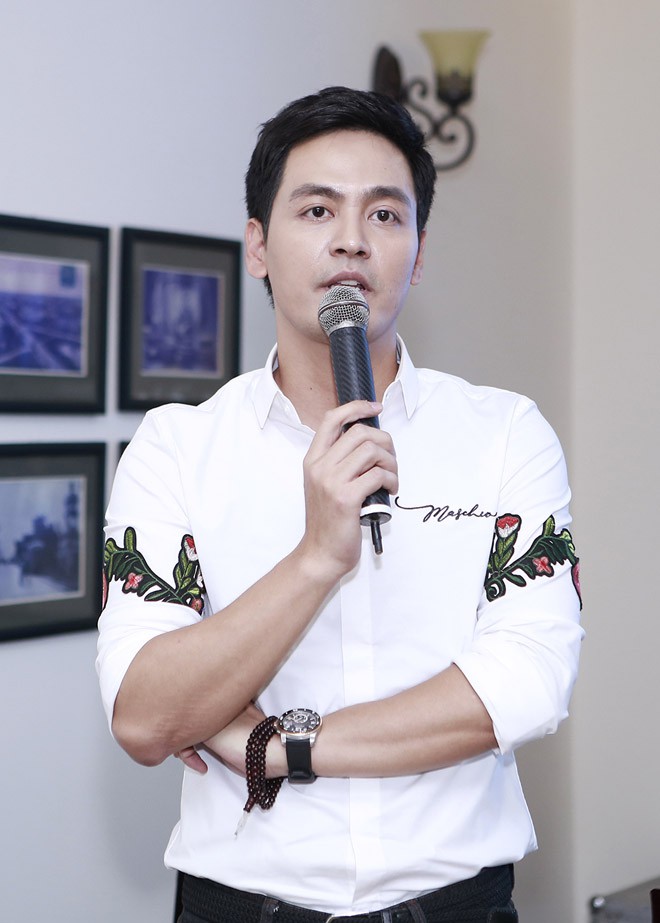 hoa hau hoan vu bi chi trich vi thi tho giua troi mua bao mc phan anh gay gat dap tra