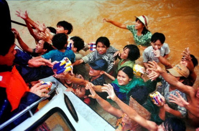 nhin lai con lu lich su o hue nam 1999 va nguy co thien tai lap lai chi con cach mot gang tay