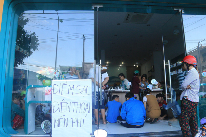 hinh anh am ap sau bao so 12 cac trung tam dien may mo cua moi nguoi dan den sac dien thoai mien phi