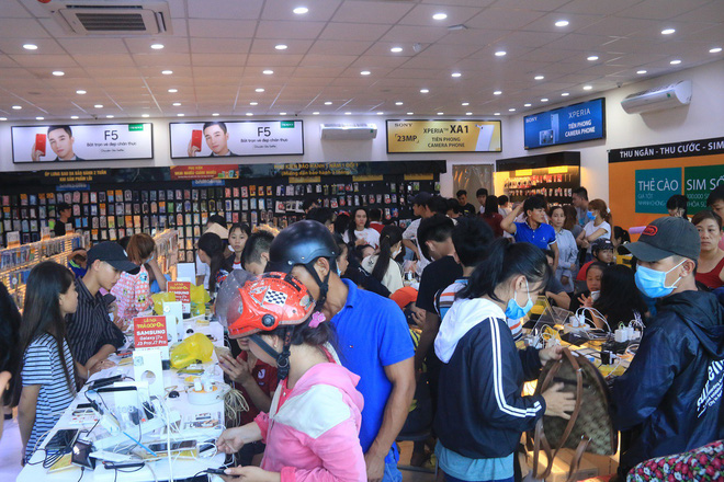 hinh anh am ap sau bao so 12 cac trung tam dien may mo cua moi nguoi dan den sac dien thoai mien phi